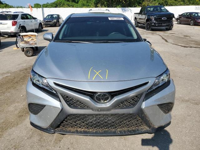 4T1B11HK9JU094158 - 2018 TOYOTA CAMRY L SILVER photo 5