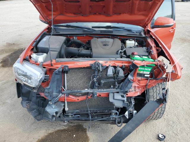 3TMCZ5AN0JM137769 - 2018 TOYOTA TACOMA DOUBLE CAB Orange photo 11