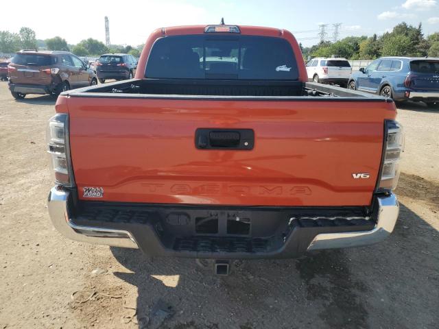 3TMCZ5AN0JM137769 - 2018 TOYOTA TACOMA DOUBLE CAB Orange photo 6