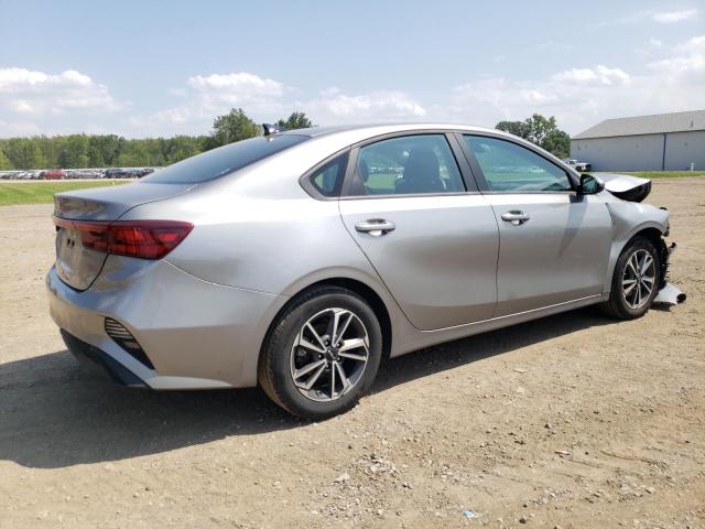 3KPF24AD5NE487918 - 2022 KIA FORTE FE 银色 照片 3