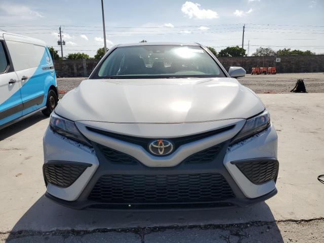 4T1G11AK8RU222983 - 2024 TOYOTA CAMRY SE NIGHT SHADE GRAY photo 5