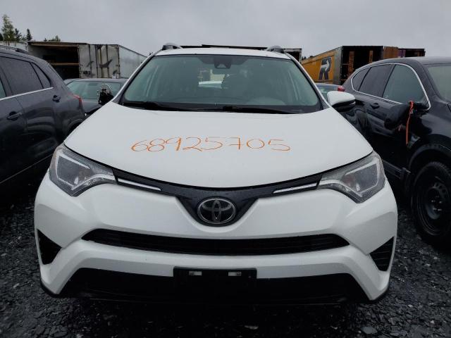 2T3BFREVXJW822060 - 2018 TOYOTA RAV4 LE WHITE photo 5