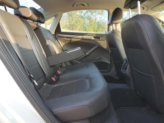 1VWBT7A35HC000648 - 2017 VOLKSWAGEN PASSAT SE WHITE photo 10