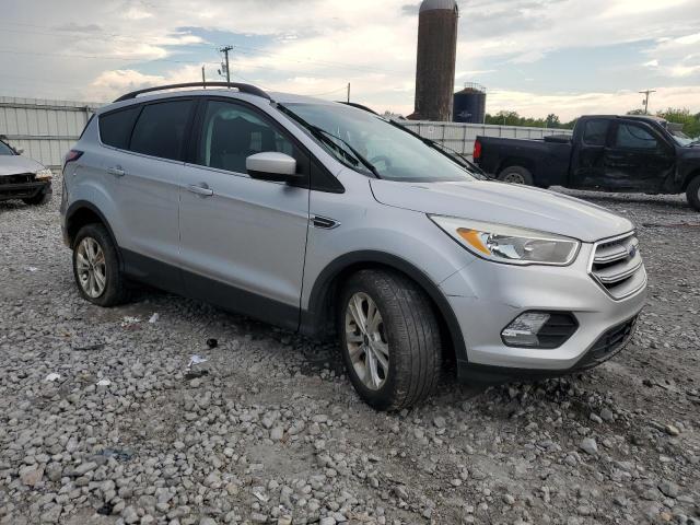 1FMCU0GD8JUB35307 - 2018 FORD ESCAPE SE Srebrny zdjęcie 4