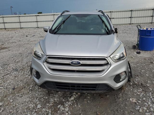 1FMCU0GD8JUB35307 - 2018 FORD ESCAPE SE Srebrny zdjęcie 5