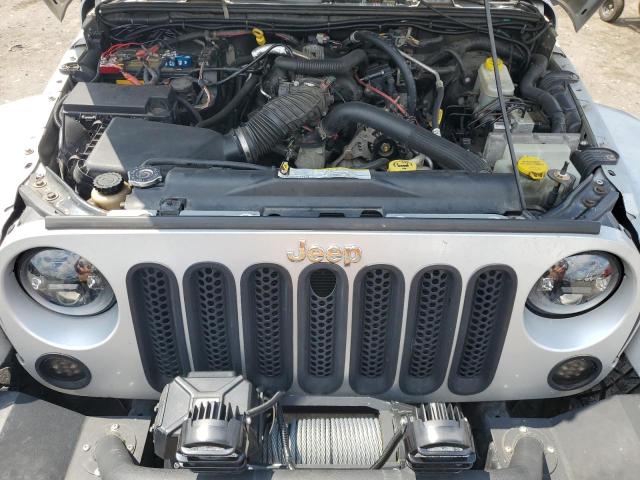 1J8GA59198L514081 - 2008 JEEP WRANGLER U SAHARA 银色 照片 12