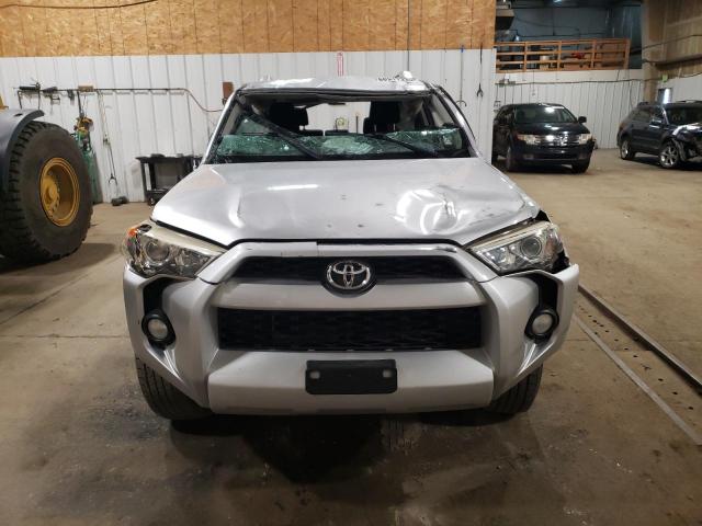JTEZU5JR7F5088509 - 2015 TOYOTA 4RUNNER SR5 银色 照片 5