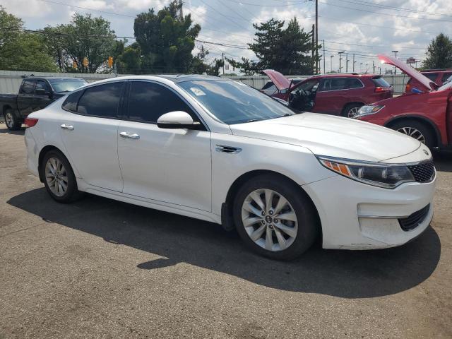 5XXGU4L32GG098781 - 2016 KIA OPTIMA EX WHITE photo 4