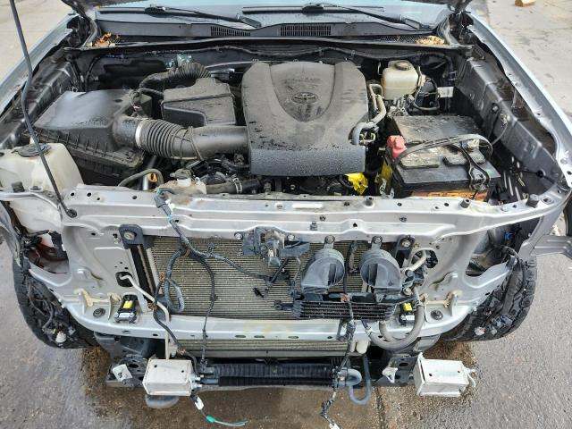 5TFCZ5AN2JX150081 - 2018 TOYOTA TACOMA DOUBLE CAB SILVER photo 11