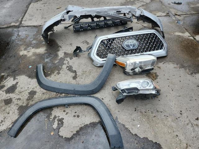 5TFCZ5AN2JX150081 - 2018 TOYOTA TACOMA DOUBLE CAB SILVER photo 12