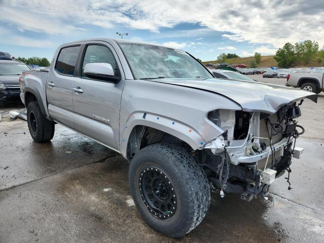 5TFCZ5AN2JX150081 - 2018 TOYOTA TACOMA DOUBLE CAB SILVER photo 4