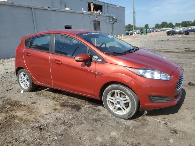 3FADP4EJ7JM136071 - 2018 FORD FIESTA SE Orange Foto 4