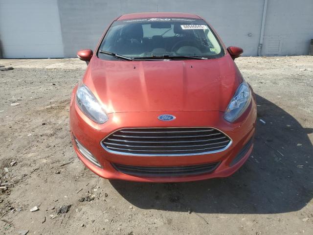 3FADP4EJ7JM136071 - 2018 FORD FIESTA SE Orange Foto 5