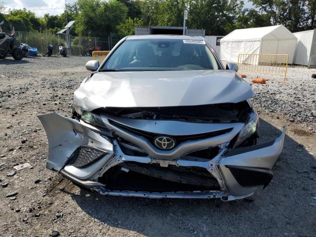 4T1S11AK9PU146942 - 2023 TOYOTA CAMRY SE NIGHT SHADE SILVER photo 5