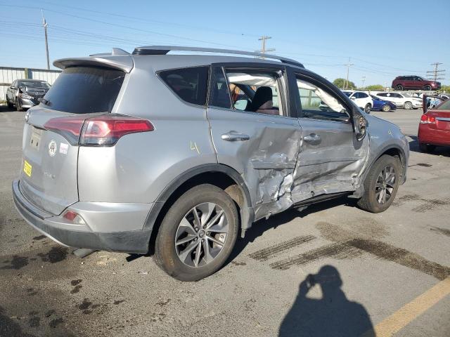 JTMRJREV6JD201148 - 2018 TOYOTA RAV4 HV LE Silber Foto 3