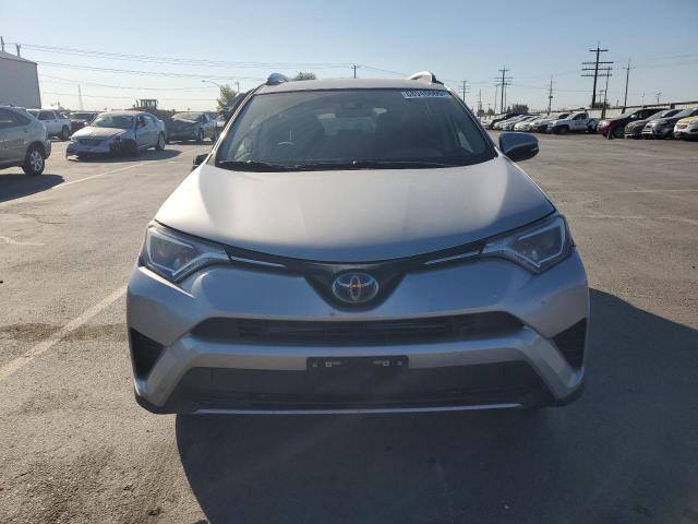 JTMRJREV6JD201148 - 2018 TOYOTA RAV4 HV LE Silber Foto 5