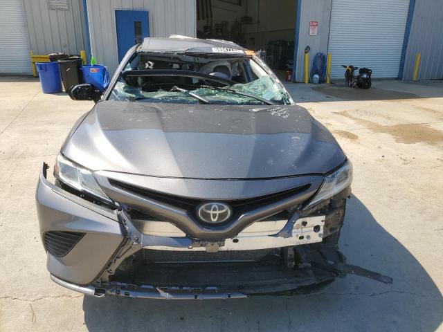 4T1B11HK4JU012692 - 2018 TOYOTA CAMRY L GRAY photo 5