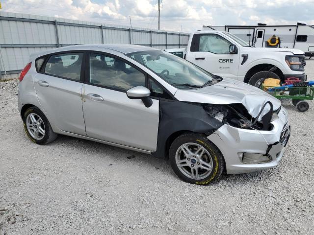 3FADP4EJ3KM110293 - 2019 FORD FIESTA SE Серебристый фото 4