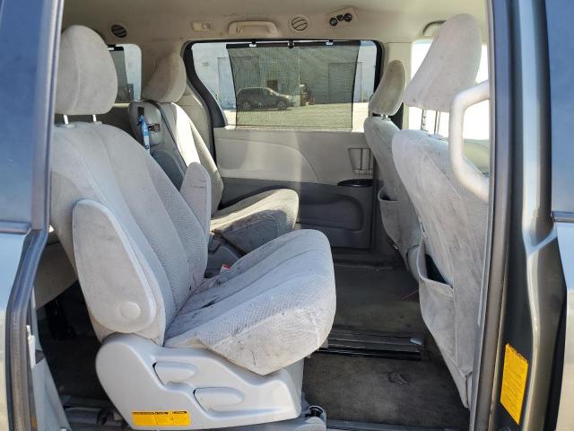 5TDKK3DC7CS274225 - 2012 TOYOTA SIENNA LE GRAY photo 11