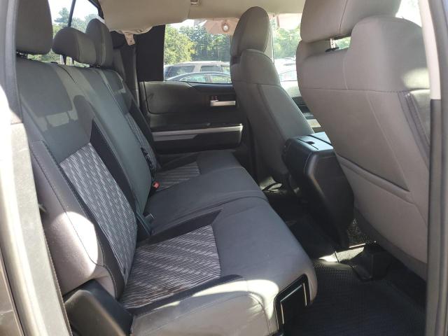 5TFUY5F13JX710607 - 2018 TOYOTA TUNDRA DOUBLE CAB SR/SR5 GRAY photo 11