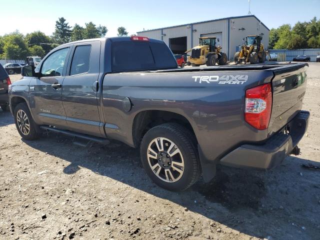 5TFUY5F13JX710607 - 2018 TOYOTA TUNDRA DOUBLE CAB SR/SR5 GRAY photo 2