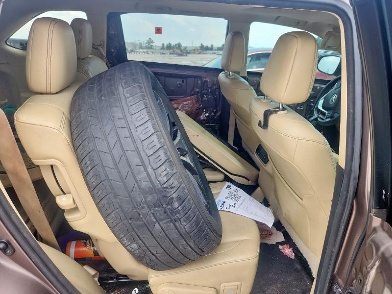 5TDJZRFH0HS430051 - 2017 TOYOTA HIGHLANDER SE BROWN photo 11