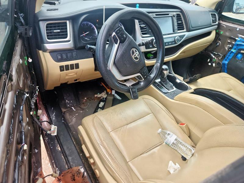 5TDJZRFH0HS430051 - 2017 TOYOTA HIGHLANDER SE BROWN photo 8