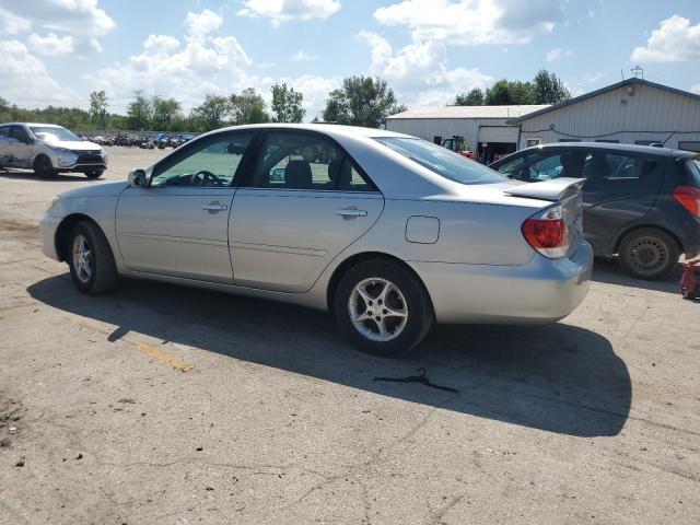 4T1BE32K65U016595 - 2005 TOYOTA CAMRY LE SILVER photo 2