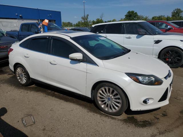 1FAHP3J29CL226403 - 2012 FORD FOCUS TITANIUM WHITE photo 4