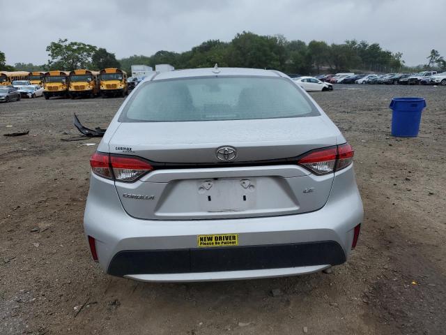 5YFEPRAE7LP049755 - 2020 TOYOTA COROLLA LE ვერცხლისფერი ფოტო 6