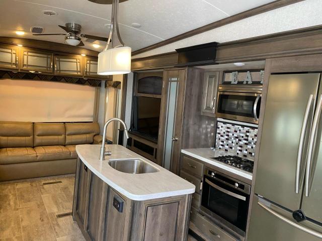 4YDF3812XJ4701832 - 2018 KEYSTONE MONTANA CREAM photo 5