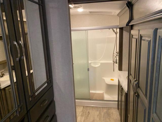 4YDF3812XJ4701832 - 2018 KEYSTONE MONTANA CREAM photo 8