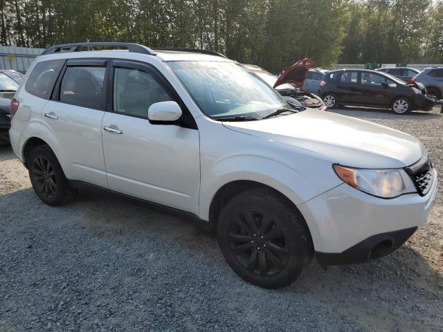 JF2SHADC5DH446701 - 2013 SUBARU FORESTER 2.5X PREMIUM WHITE photo 4