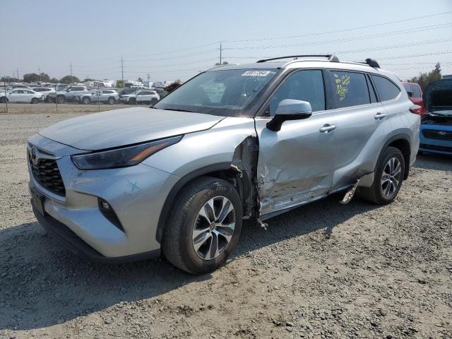 5TDGZRBH9NS595107 - 2022 TOYOTA HIGHLANDER XLE SILVER photo 1