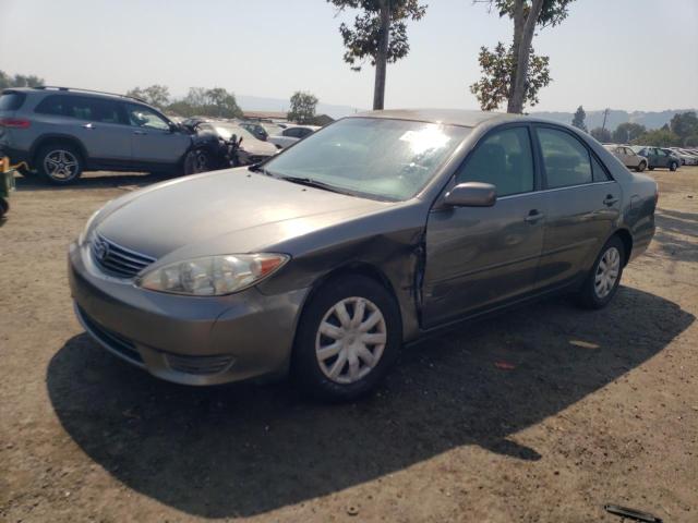 4T1BE32K15U562060 - 2005 TOYOTA CAMRY 4D 2 LE SILVER photo 1