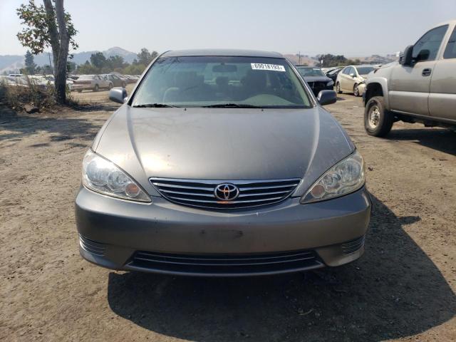 4T1BE32K15U562060 - 2005 TOYOTA CAMRY 4D 2 LE SILVER photo 5