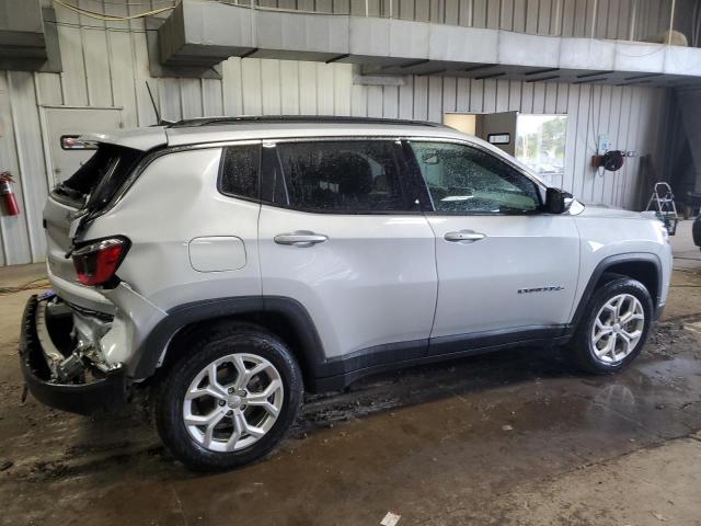 3C4NJDBNXRT116986 - 2024 JEEP COMPASS LATITUDE ვერცხლისფერი ფოტო 3