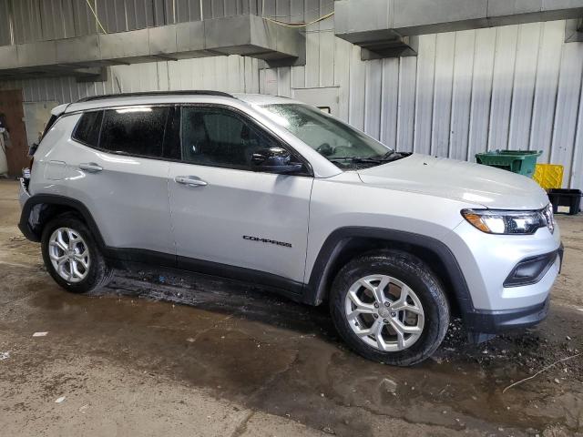 3C4NJDBNXRT116986 - 2024 JEEP COMPASS LATITUDE ვერცხლისფერი ფოტო 4