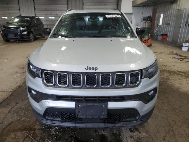 3C4NJDBNXRT116986 - 2024 JEEP COMPASS LATITUDE ვერცხლისფერი ფოტო 5