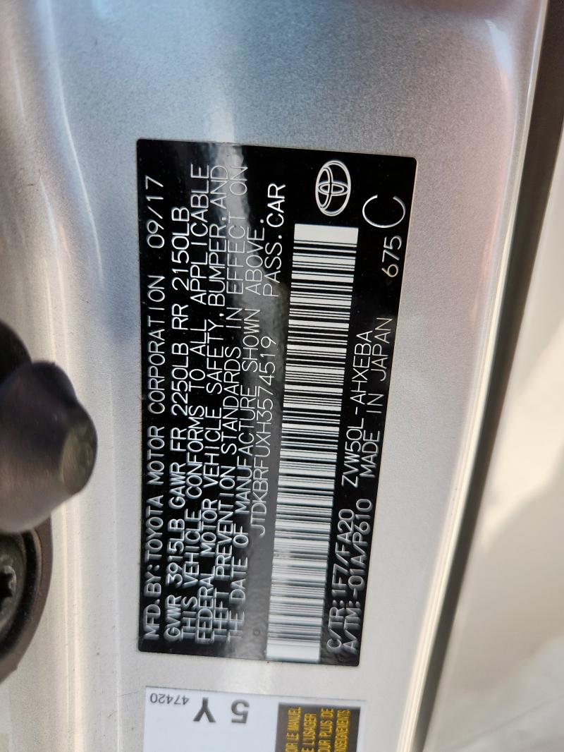 JTDKBRFUXH3574519 - 2017 TOYOTA PRIUS ვერცხლისფერი ფოტო 12