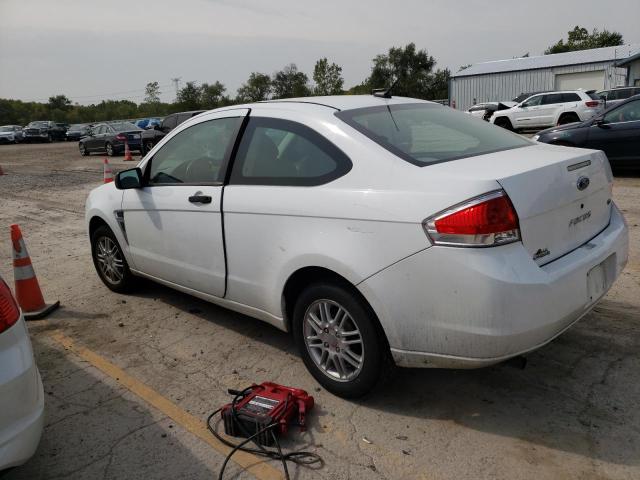 1FAHP33N88W124555 - 2008 FORD FOCUS SE WHITE photo 2