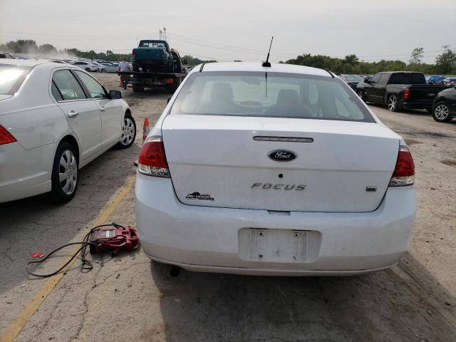 1FAHP33N88W124555 - 2008 FORD FOCUS SE WHITE photo 6