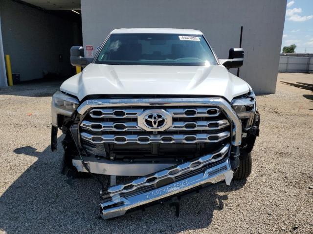5TFMC5DB4SX098669 - 2025 TOYOTA TUNDRA CREWMAX PLATINUM Білий фото 5