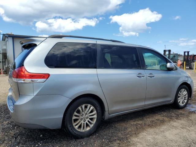 5TDYK3DC3CS199369 - 2012 TOYOTA SIENNA XLE ვერცხლისფერი ფოტო 3