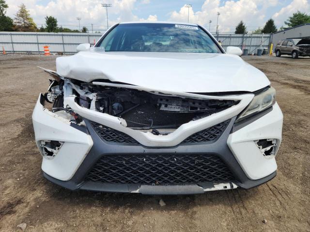 4T1B11HK6JU639569 - 2018 TOYOTA CAMRY L WHITE photo 5