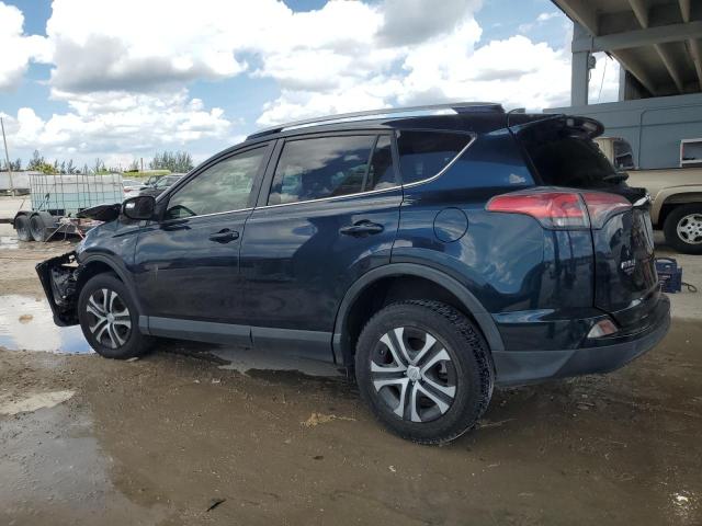 JTMZFREVXJJ725244 - 2018 TOYOTA RAV4 LE Blau Foto 2