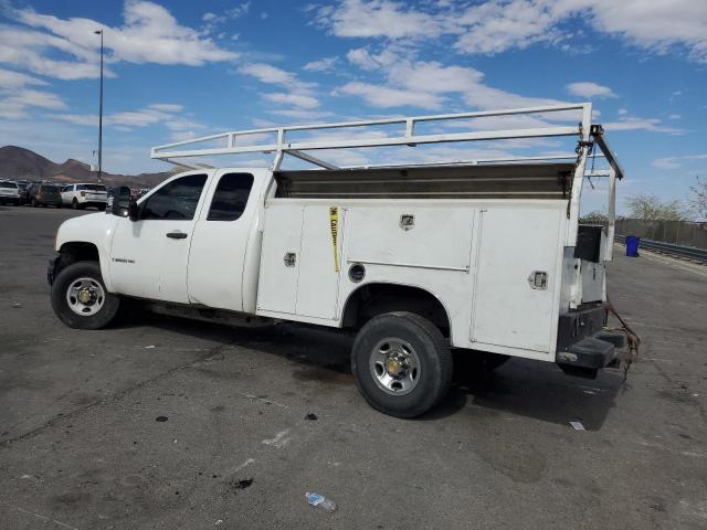 1GBHC29698E131475 - 2008 CHEVROLET SILVERADO C2500 HEAVY DUTY WHITE photo 2