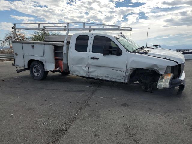 1GBHC29698E131475 - 2008 CHEVROLET SILVERADO C2500 HEAVY DUTY WHITE photo 4