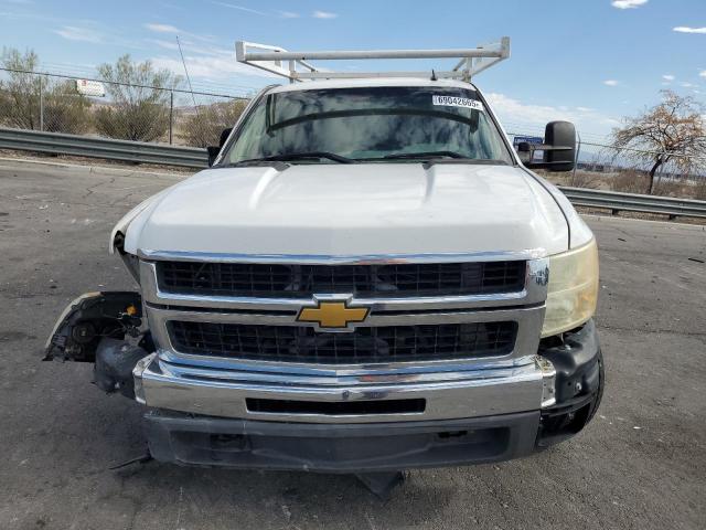 1GBHC29698E131475 - 2008 CHEVROLET SILVERADO C2500 HEAVY DUTY WHITE photo 5
