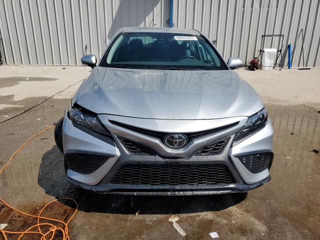 4T1G11AK5PU145681 - 2023 TOYOTA CAMRY SE NIGHT SHADE SILVER photo 5